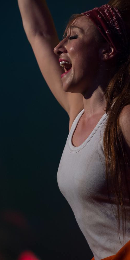 Image de Giordano sabrina qui chante sur scéne